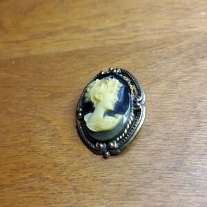 Elegant Cameo Brooch with Antique Gold